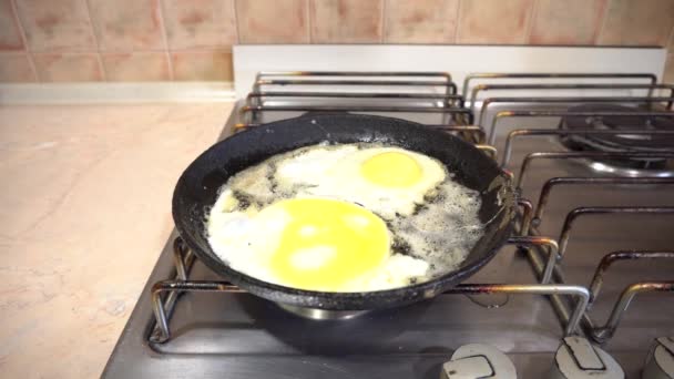 달걀은 프라이팬 과 버터 에 튀기고 가정 부엌에서 굽는다 — 비디오