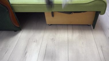 Çift birbirini ıskaladı, kirli çoraplar yatağın altına düştü ve yere düştü.