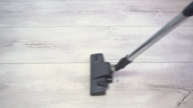 Adam gri parke zemini süpürüyor. Daire temizleme, gri parke süpürücü, döşeme kaplaması, hizmetçi haftalık temizliği.