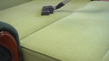 Elektrikli süpürge yatağın etrafında hareket eder ve tozları temizler, haftalık temizlik yapar.