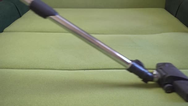 Entfernen von Staub mit einem Staubsauger. Frau putzt ihr grünes Bett. Tägliche Hausreinigung — Stockvideo