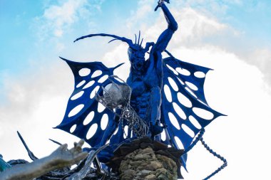 Kalenin ön cephesinde metal bir şeytan heykeli, kafatasları olan bir ev, Ratomka köyünde şeytanlarla dolu bir ev.