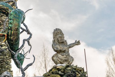 Uğursuz Budist heykel, evin ön cephesinde Hint heykeli, kafataslı ev, Ratomka köyünde şeytanlarla dolu ev.