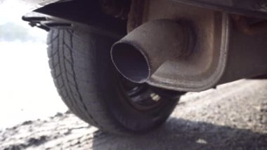 Egzoz borusu çalışan bir arabada duman çıkarır, karbondioksit salınımı...