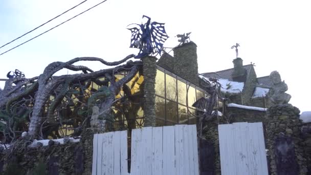 Dom z czaszkami, dom z diabłami we wsi Ratomka, unikalna złowieszcza konstrukcja, dom z kutymi dekoracjami — Wideo stockowe
