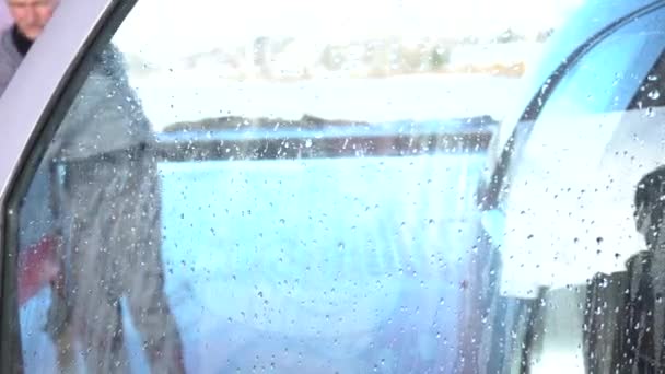 Hochdruckreiniger. Ein Mann wäscht sein Auto selbstständig in einer Waschanlage. Autowäsche und Details — Stockvideo