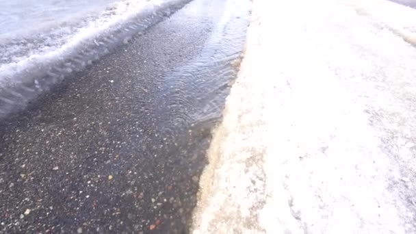 Potok teče po asfaltu v autodílně pod jarním sluncem — Stock video