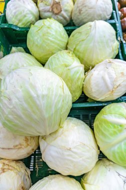 Bir markette taze yeşil lahana damlalarını kapatın.