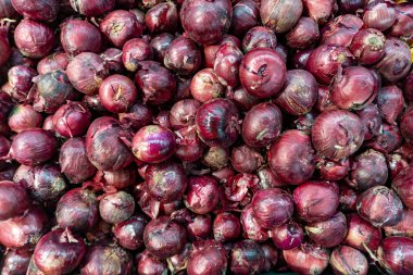 Kırmızı soğan hasadı dokusu, süpermarkette Tayland yemeği karışımı olarak kullanılan soğan soğanı.