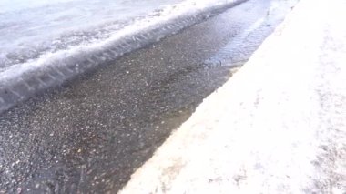 Akarsu asfaltta akar bahar güneşinin altında bir araba tekdüzeliğinde.