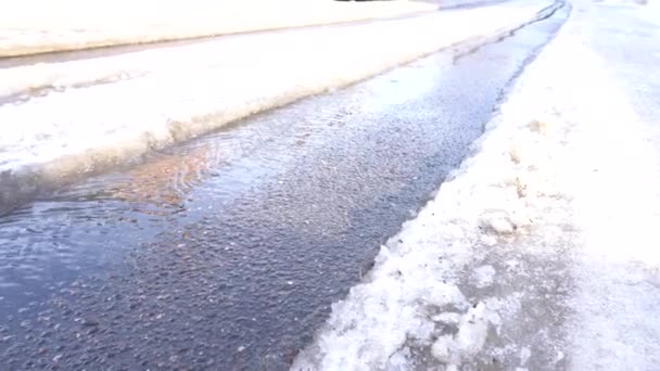 Akarsu asfaltta akar bahar güneşinin altında bir araba tekdüzeliğinde. — Stok video