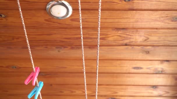 Pinces à linge suspendues à la corde à linge pour sécher les vêtements sur le balcon — Video