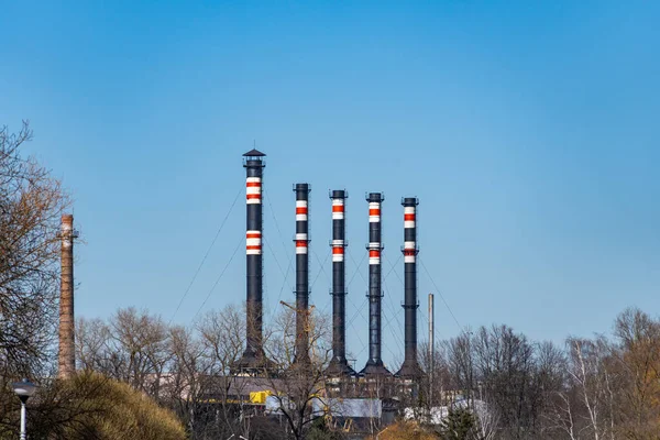 Fabrik med svarta skorstenar på blå himmel ingen rök, industrirör av en fabrik, bearbetningsanläggning — Stockfoto