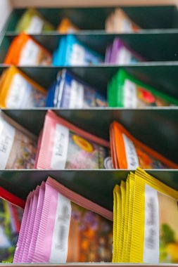 Kutuda çok renkli çay poşetleri, poşetlerde meyve çayı poşetleri.