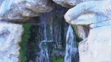 Ormandaki kayaların arasında şelale, yağmur ormanlarındaki kayaların arasında su akar.