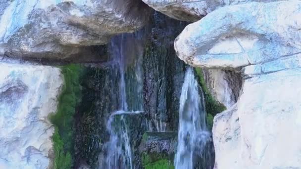 Водоспад серед скель у джунглях, вода тече по скелях у тропічних лісах — стокове відео