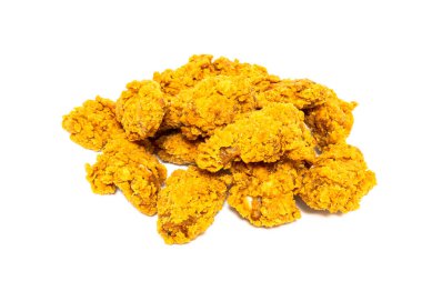 Kızarmış baharatlı tavuk kanatları ve beyaz arka planda izole edilmiş tavuk fast food.