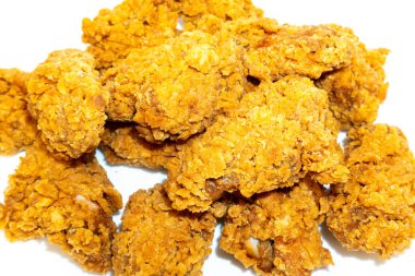 Beyaz arka planda izole edilmiş tavuk fast food, kıtır ekmekte kızarmış baharatlı tavuk kanadı.