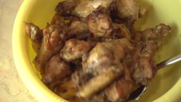 Asas de frango picantes fritas misturadas com molho de churrasco — Vídeo de Stock