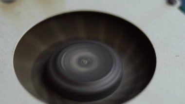 Tozlu dizüstü bilgisayarın soğutucusunu döndürür, kapatır, servis merkezindeki laptopu temizler ve servise verir