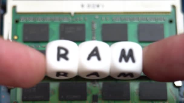 Concetto di RAM portatile, la RAM di iscrizione si trova sul chip RAM portatile — Video Stock