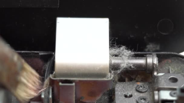 Αφαίρεση σκόνης από κινούμενα μέρη laptop, καθαρισμός κουρτίνες οθόνης laptop από τη σκόνη — Αρχείο Βίντεο