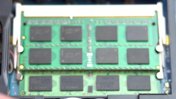 Laptop RAM concept, de inscriptie RAM bevindt zich op de laptop RAM chip — Stockvideo