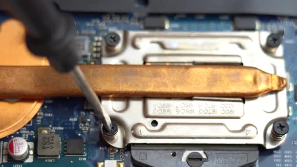 Instalando um sistema de resfriamento de cobre em um processador de laptop, dissipador de calor de cobre em um chip de laptop — Vídeo de Stock