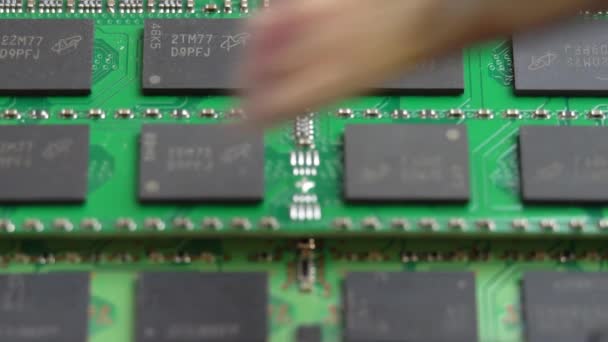 Removendo a poeira do laptop RAM com uma escova, limpando as peças do laptop — Vídeo de Stock