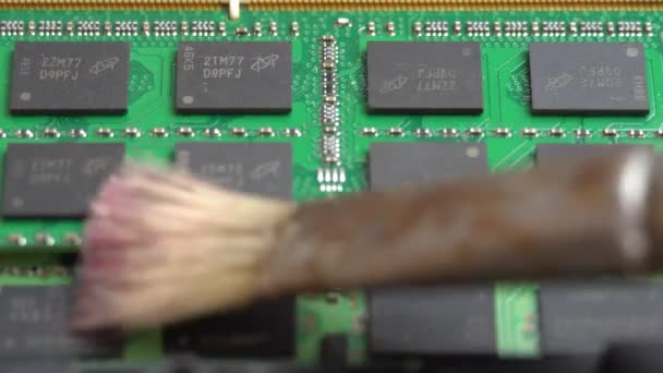 Removing dust from laptop RAM with a brush, cleaning laptop parts — Stock Video