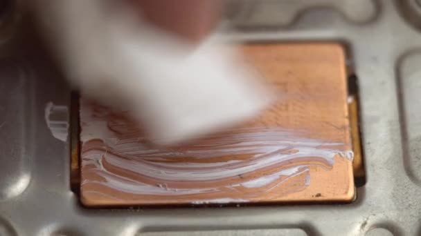 Entfernen von Wärmeleitpaste aus einem Kupfer-Laptop-Kühlsystem, Abwischen von Wärmeleitpaste aus einem Kupfer-Heizkörper mit einer Serviette — Stockvideo
