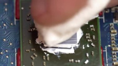 Laptop işlemcisinden termal yapıştırıcı kaldırılıyor, dizüstü bilgisayardaki termal yapıştırıcı kaldırılıyor