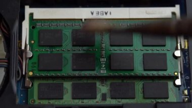 Laptop RAM 'den fırçayla toz kaldırma, dizüstü bilgisayar parçaları temizleme