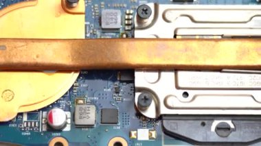 Dizüstü bilgisayar işlemcisine bakır soğutma sistemi kurmak, dizüstü bilgisayar çipine bakır ısıtıcı takmak