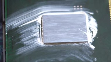 Laptop işlemcisinden termal yapıştırıcı kaldırılıyor, dizüstü bilgisayardaki termal yapıştırıcı kaldırılıyor