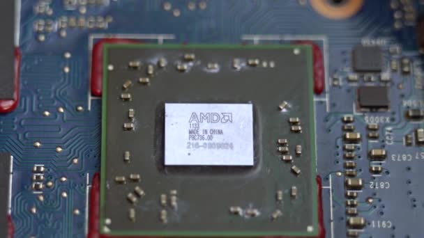 Valko-Venäjä, Minsk - 25.05.2021: Lämpötahnan levittäminen kannettavaan tietokoneeseen AMD cpu prosessorista, lämpötahnan korvaaminen kannettavalla GPU: lla — kuvapankkivideo