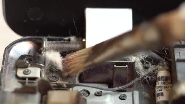 Удаление пыли из движущихся частей ноутбука, очистка занавесок экрана ноутбука от пыли — стоковое видео
