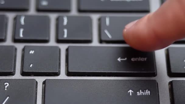 Voer knop lang drukken veel keer op toetsenbord, laptop toetsenbord close-up — Stockvideo