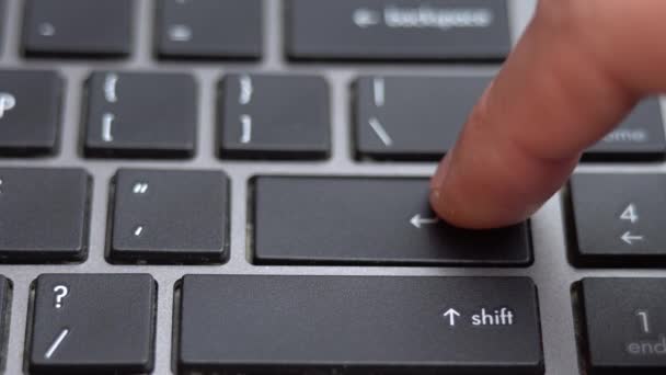 Introduzca el botón presionando un montón de veces en el teclado, teclado portátil de cerca — Vídeos de Stock