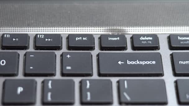 Backspace pulsante premendo un sacco di volte sulla tastiera, tastiera del computer portatile da vicino — Video Stock
