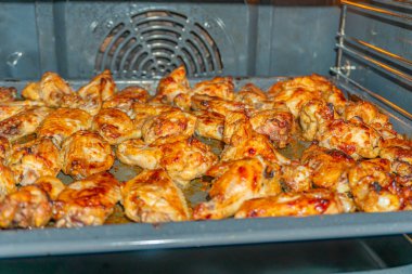 Fırında kızarmış tavuk kanadı, mangalda ızgara baharatlı tavuk kanadı.