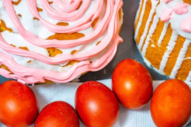 Paskalya çöreği ve renkli yumurtalar, Paskalya tatlıları