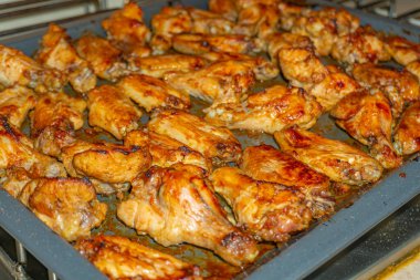 Fırında kızarmış tavuk kanadı, mangalda ızgara baharatlı tavuk kanadı.