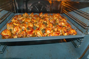 Fırında kızarmış tavuk kanadı, mangalda ızgara baharatlı tavuk kanadı.