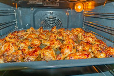 Fırında kızarmış tavuk kanadı, mangalda ızgara baharatlı tavuk kanadı.