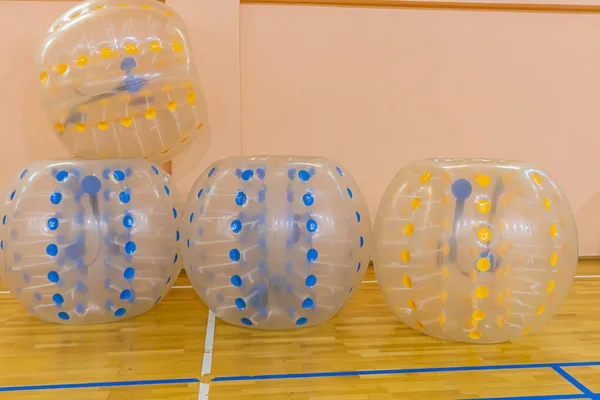 Футбольные мячи для игры в зеленый лаун - новый вид спорта — стоковое фото