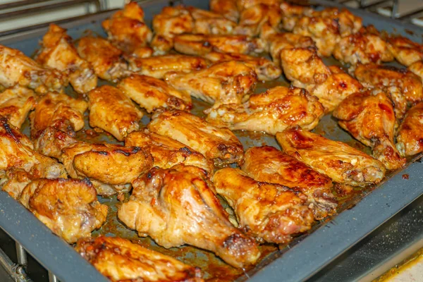 Fırında kızarmış tavuk kanadı, mangalda ızgara baharatlı tavuk kanadı.