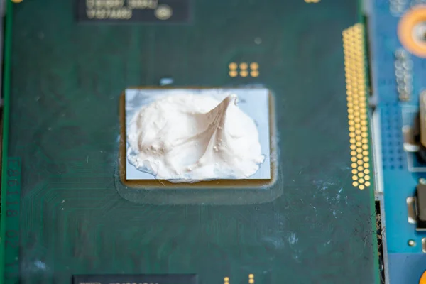 Sustitución de pasta térmica en el procesador, circuito integrado — Foto de Stock