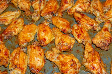 Fırında kızarmış tavuk kanadı, mangalda ızgara baharatlı tavuk kanadı.