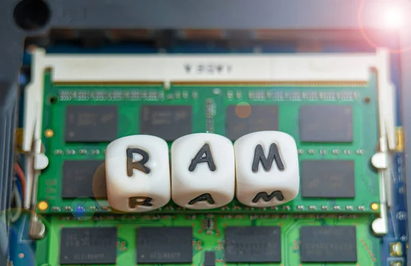 Concepto de RAM para computadora portátil, la inscripción RAM se encuentra en el chip RAM para computadora portátil — Foto de Stock